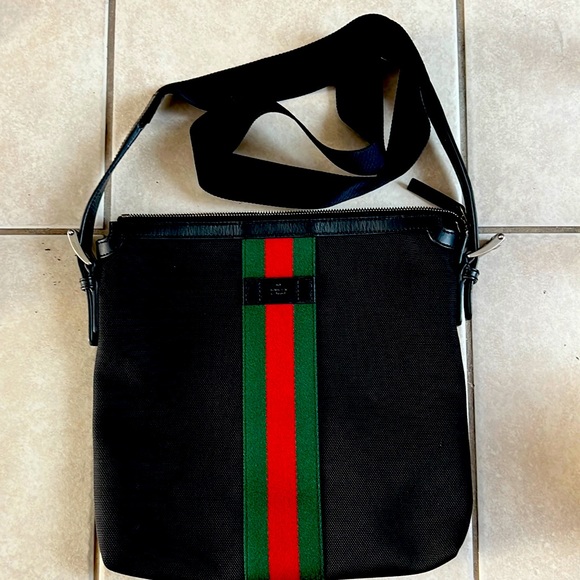 EUC GUCCI UNISEX MESSENGER LARGE BAG STYLE TECHNO WEB BLACK CANVAS - Picture 2 of 11